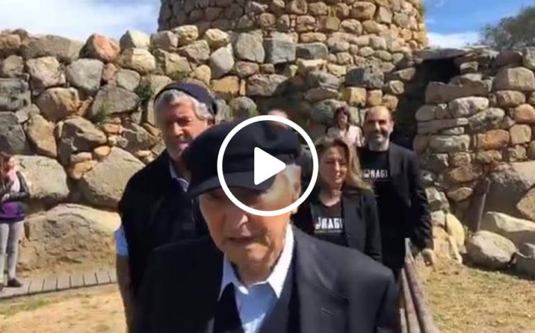 (VIDEO) Piero Angela in Sardegna visita per la prima volta a 90 anni un Nuraghe sardo