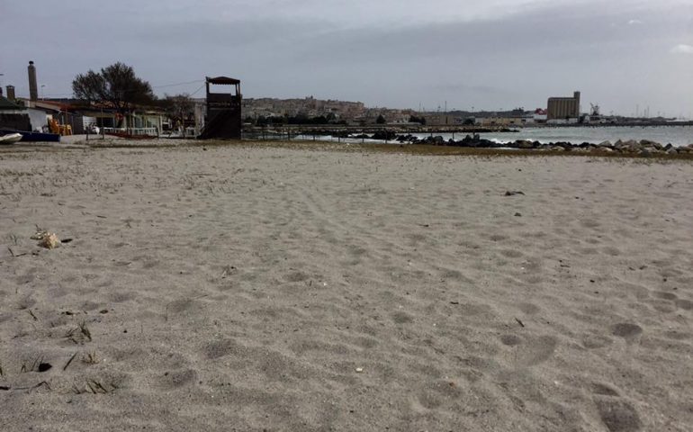 La macabra scoperta in spiaggia: dalla sabbia sbuca un teschio umano