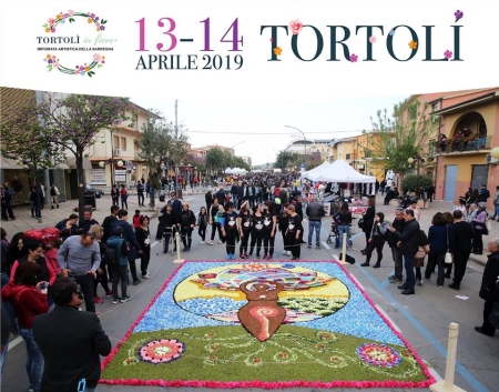 Tappeti multicolori, mostre, musica ed esposizioni: è tutto pronto per la nona edizione di Tortolì In Fiore – Infiorata artistica della Sardegna