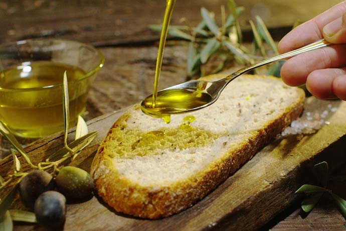 Merendine? No, grazie. In una scuola del Cilento gli alunni tornano a mangiare pane e olio all’intervallo