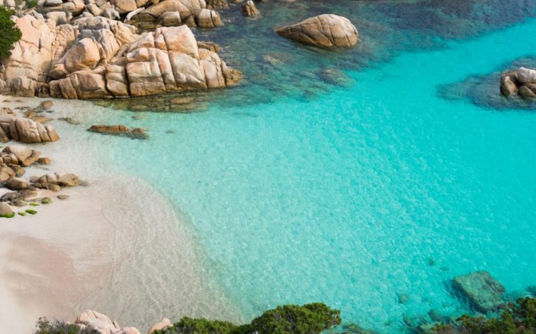 La Costa Smeralda vieta il fumo in spiaggia e la plastica monouso: ordinanze valide negli 88 chilometri di costa di Arzachena