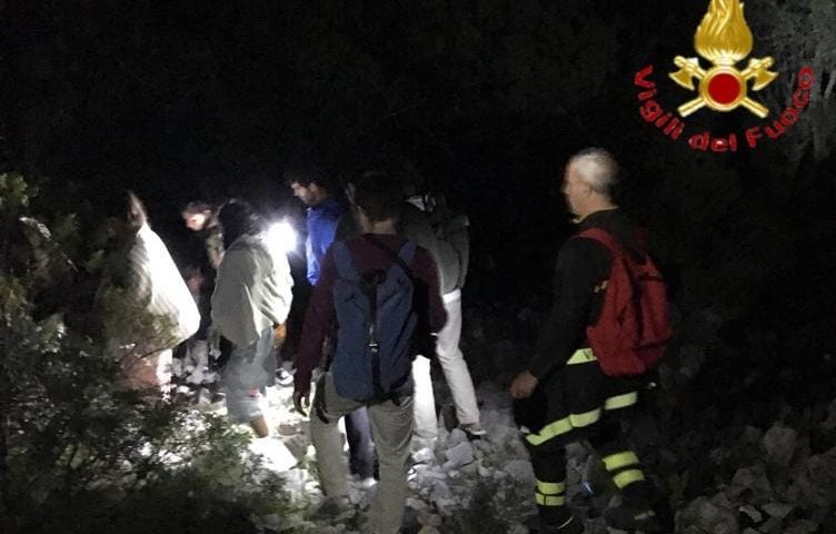 Baunei, un’intera comitiva si perde nel sentiero per Cala Luna. Salvati nella notte dai Vigili del fuoco