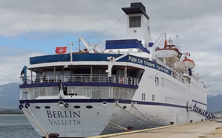 La nave da Crociera Berlin attracca ad Arbatax. 400 turisti ammirano le bellezze del territorio