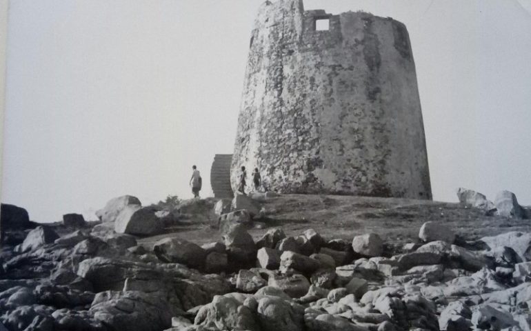 Tuffo nel passato: uno scatto in bianco e nero immortala la Torre di Bari Sardo nel 1967