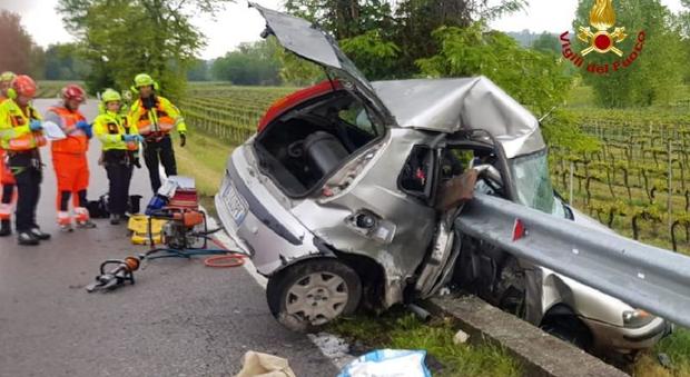 Spaventoso incidente: auto tagliata in due dal guardrail. Niente da fare per il guidatore, un 22enne