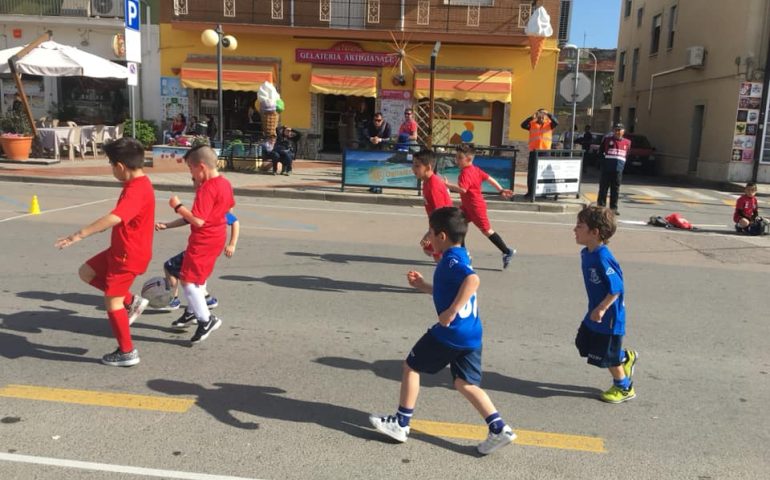 (FOTO) Stradacalciando: i baby atleti hanno giocato a calcio per strada. D’Elia: «Vero e proprio successo»