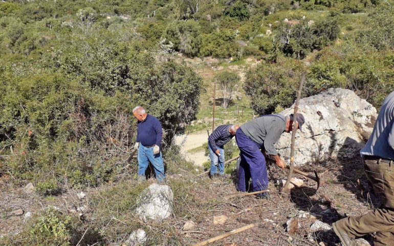 Gli inossidabili giovani di Ardalafè ancora in azione a Baunei. La mission? L’area della fontana di Surrele