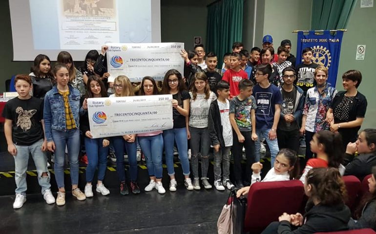 (FOTO) Scuole medie di Lotzorai, la 2A e 3A premiate oggi dal Rotary perché in prima linea contro il bullismo