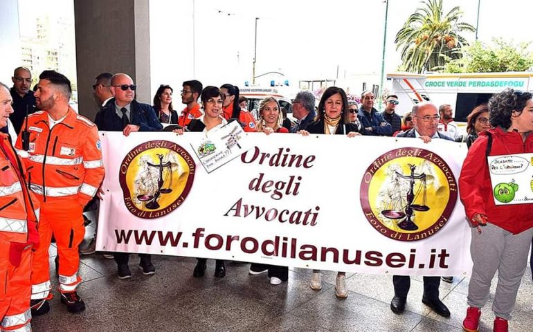 Anche gli Avvocati del Foro di Lanusei ieri in piazza a Cagliari, accanto alla popolazione ogliastrina, per difendere il Diritto alla Salute