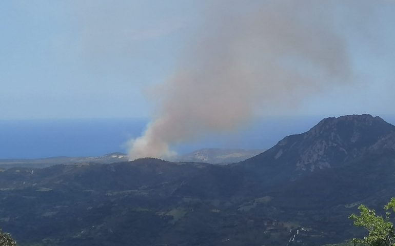 Ogliastra, doppio incendio oggi. Fiamme a Bari Sardo e a Monte Tarè