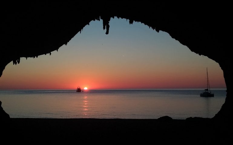 Le foto dei lettori. La magia dell’alba, vista dai grottoni di Cala Luna