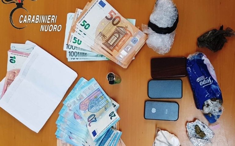 In casa con coltelli a serramanico e droga. Arrestato giovane tortoliese