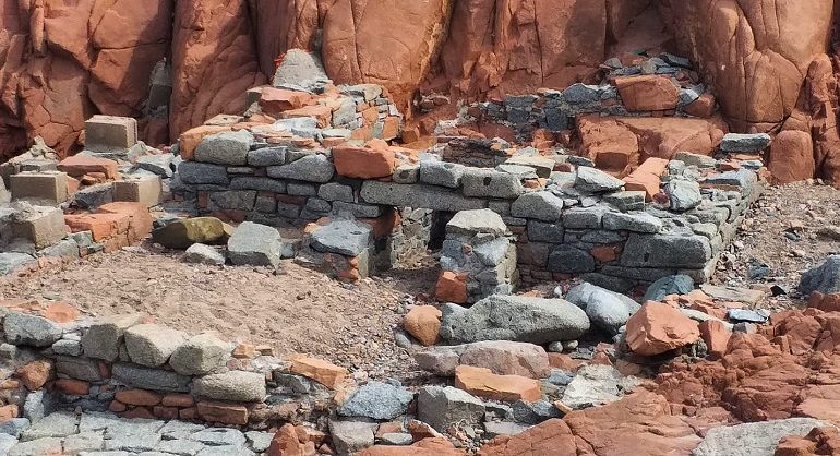 Lo sapevate? Alle Rocce Rosse ci sono tre casette che raccontano la storia di Arbatax