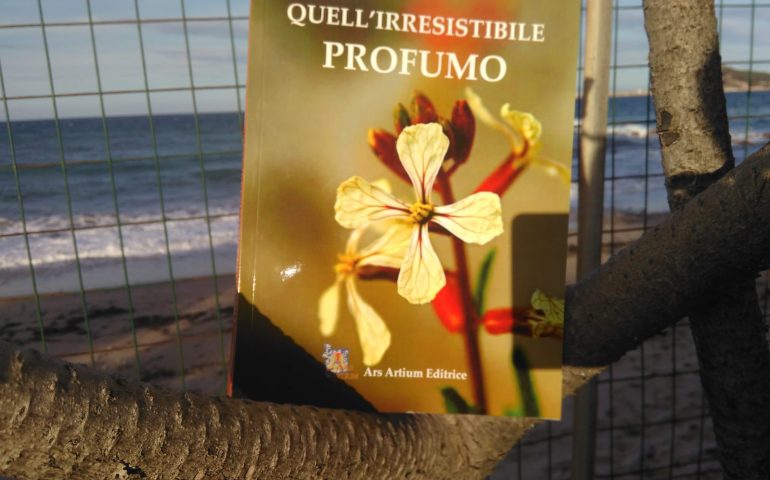 La fotonotizia. “Quell’irresistibile profumo”: Margherita Musella mostra la copertina del libro nato dal Gioco dei racconti