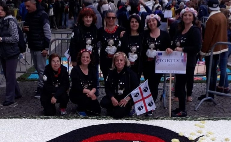 Le infioratrici Città di Tortolì in trasferta a Pietra Ligure: la resilienza delle donne come tema del loro disegno