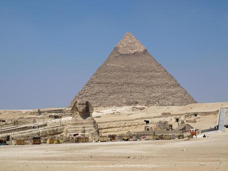Esplosione al passaggio di un bus turistico vicino alle piramidi di Giza, diversi feriti