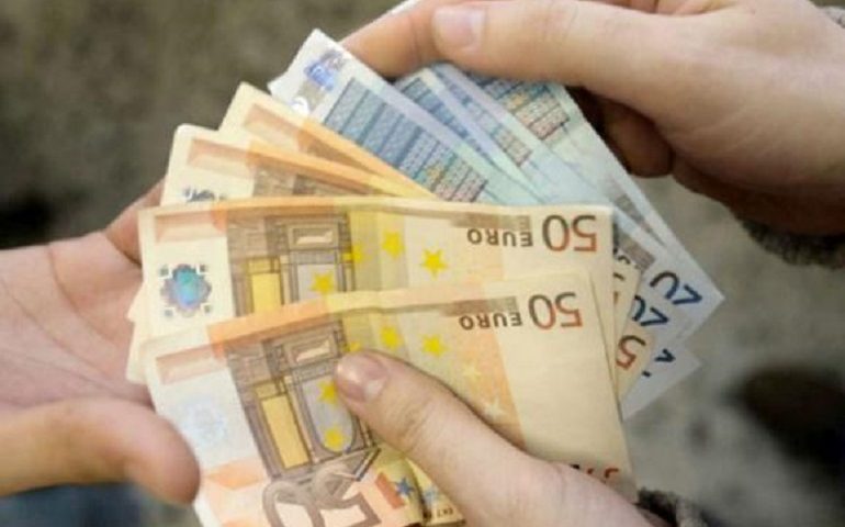 Trova una borsa piena zeppa di denaro e la restituisce alla legittima proprietaria