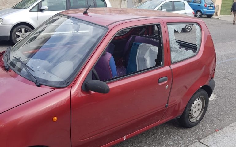 Bevono troppo e danneggiano sei automobili “per divertimento”. Sono stati individuati tre giovani vandali