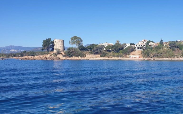 Un cantiere in riva al mare di Santa Maria Navarrese. La denuncia del GrIG