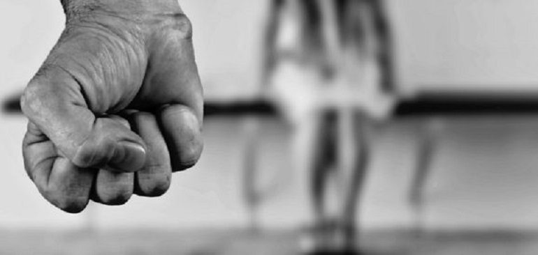 Litiga con la moglie, la picchia con un cavo elettrico e la minaccia con un coltello. Arrestato giovane marito violento