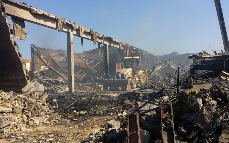 Grosso incendio in un capannone a Tortolì, le immagini di quel che resta