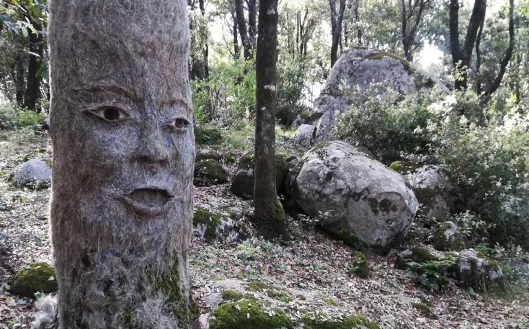 Canapa e lana di pecora per “Animare l’animato”. Gli interventi artistici di Stefania Lai in Ogliastra