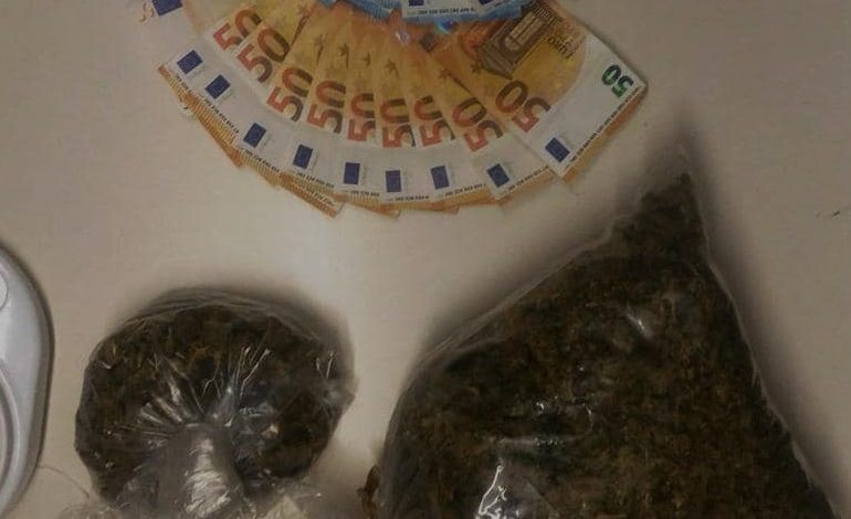 In casa con droga, contanti e bilancino: arrestato a Tortolì bariese 47enne