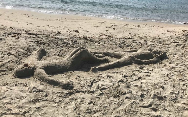 Curiosità. Spiaggia di Foxilioni, Tortolì: bizzarri (e artistici) ritrovamenti in spiaggia