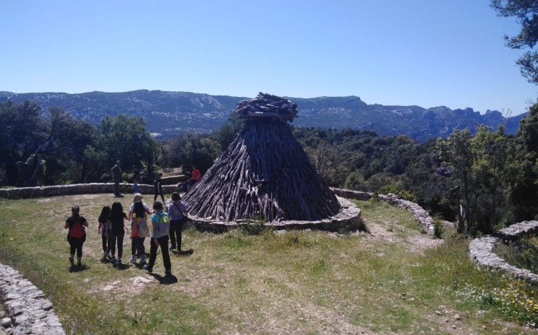 Studenti di Urzulei a lezione di Archeologia: i ragazzi hanno esplorato il villaggio nuragico “Or Murales”