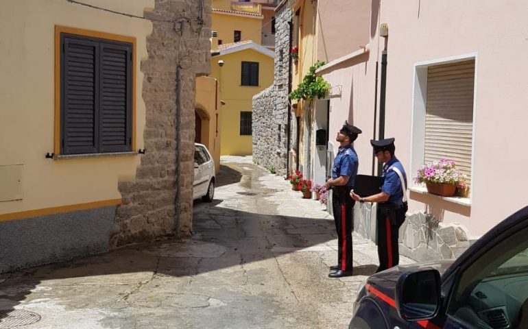 Momoiada, cade dalla finestra mentre lava i vetri e muore sul colpo