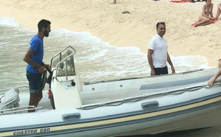 La fotonotizia. Luigi Di Maio si gode la costa baunese: lo scatto a Cala dei Gabbiani