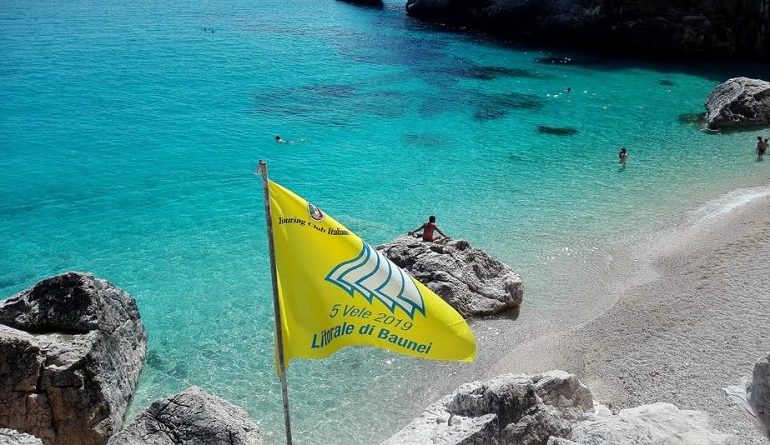 La fotonotizia. Sulla costa baunese sventolano le Cinque Vele