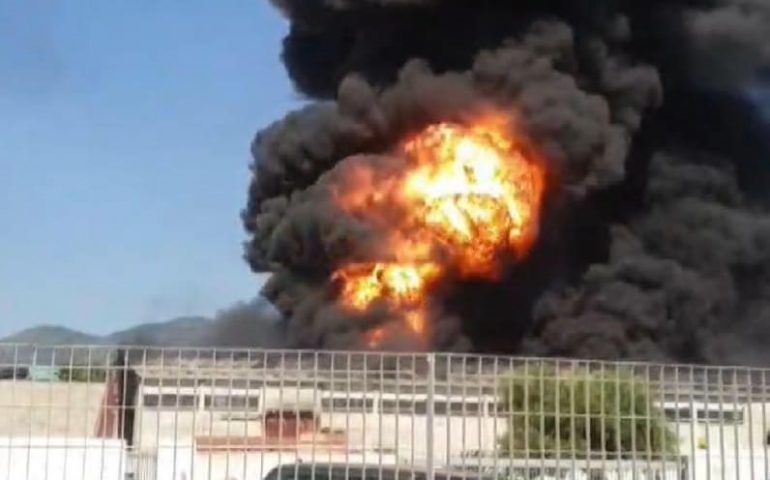 Tortolì, incendio nella zona industriale:”In attesa dei rilievi sull’aria, restare in casa e tenere chiuse le finestre”