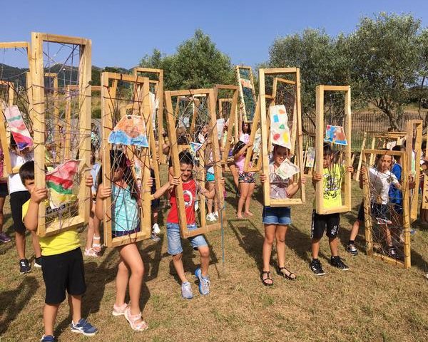 I telai artistici dei bambini inaugurano a Guspini una via dedicata all’artista ulassese Maria Lai