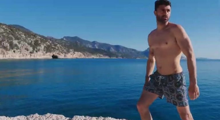 Intimissimi sceglie la costa di Baunei per i suoi prodotti: Francisco Porcella si tuffa a Cala Luna