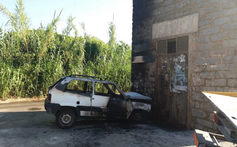 Tortolì, auto prende fuoco con a bordo l’autista. Al lavoro i Vigili del fuoco