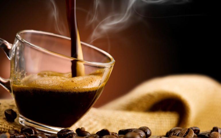 Il caffè: un rimedio infallibile contro le zanzare. Ecco come “usarlo” nel modo giusto