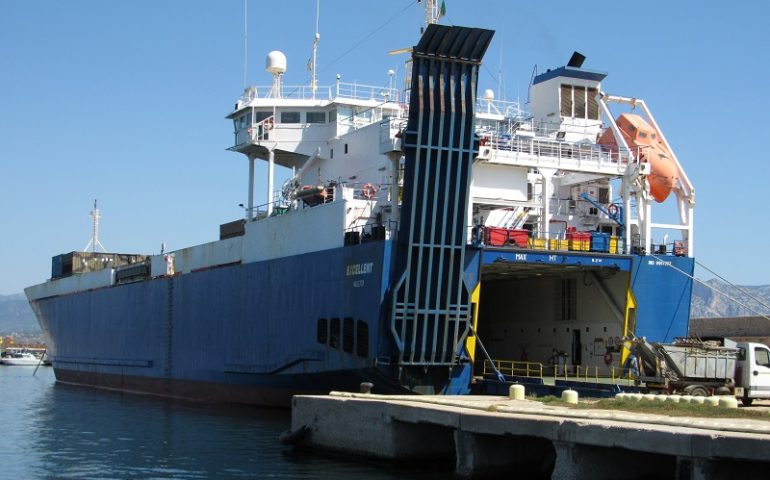 Porto Arbatax, stamattina doppio ingresso: la nave cargo Excellent carica uomini e mezzi, la Johannes scarica pale eoliche