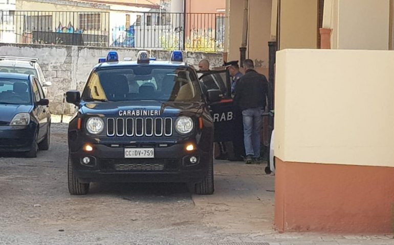 Iglesias, bruciò l’auto di un allievo dei carabinieri: divieto di uscire la sera per un 21enne del posto