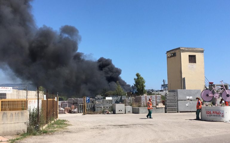 Incendio capannone Tortolì ed emissione fumi: non si abbassa la guardia, misure di sicurezza ancora attive