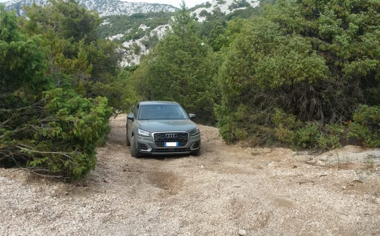 Tentano di raggiungere Cala Luna con le indicazioni di Google Maps ma rimangono bloccati: nuova disavventura