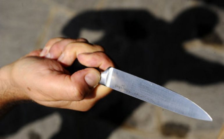 Parigi, aggredisce poliziotto con un coltello: ucciso assalitore