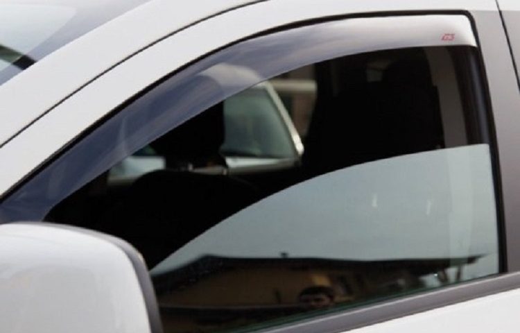 Turista multato per “istigazione al furto”: aveva lasciato aperto il finestrino dell’auto in sosta