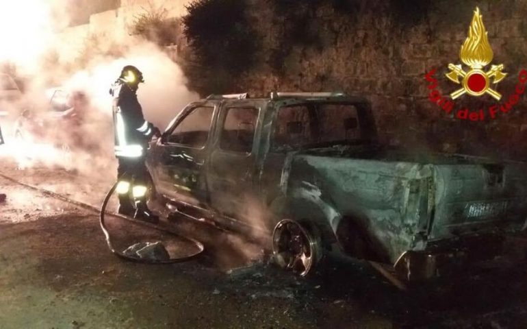 Bosa, fiamme nella notte. A fuoco il fuoristrada rubato ai barracelli di Modolo