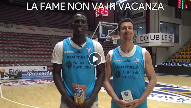 Jack De Vecchi e Ousmane Diop della Dinamo Sassari sostengono Banco Alimentare