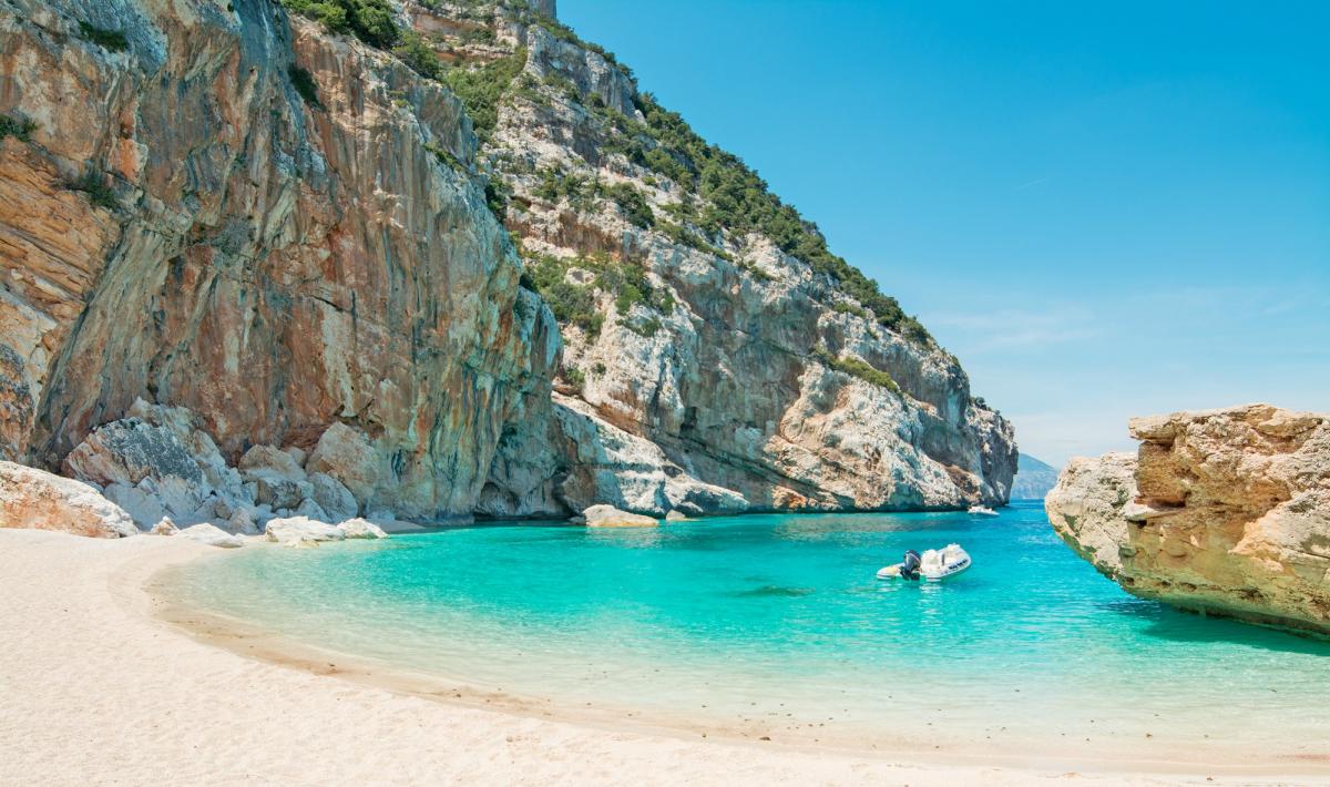 Due perle di Baunei tra le 50 spiagge più belle del mondo: Cala Mariolu ottiene il 2° posto assoluto