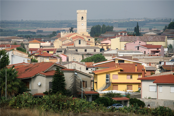 Macabra scoperta a Nuraminis: anziano trovato in casa morto da settimane, cadavere morso dal cane