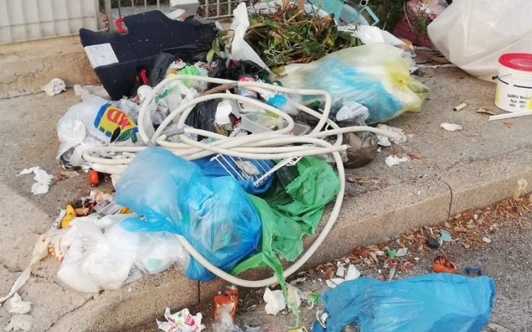 Tortolì, discarica a cielo aperto accanto all’Ecocentro. All’inciviltà non c’è limite