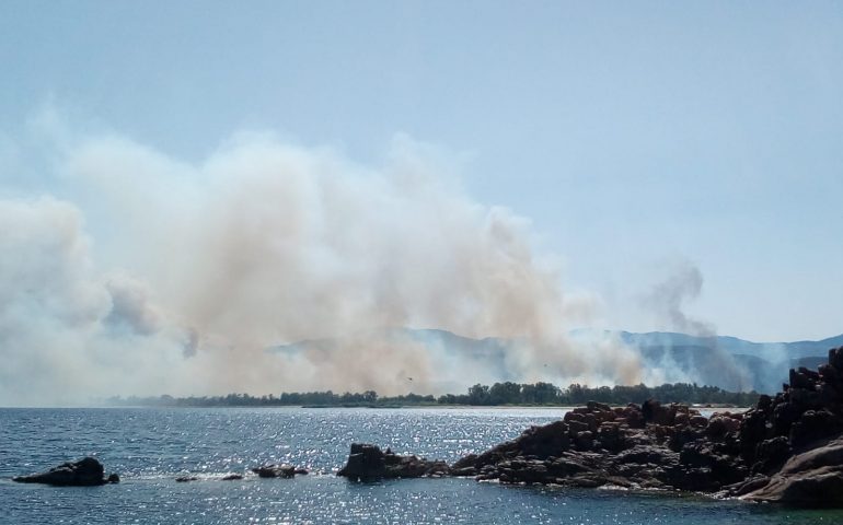 Incendio a Tortolì, la situazione peggiora: evacuate una ventina di abitazioni, ma non ci sono feriti