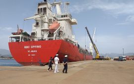 La nave BBC Spring nel porto di Arbatax